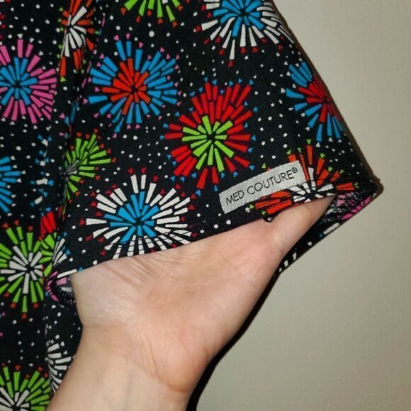 MED COUTURE BURST PRINT MULTICOLORED SCRUB TOP SIZE LARGE - Picture 3 of 6